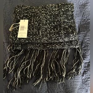Black & White Chunky Knit Fringe Scarf – NWT